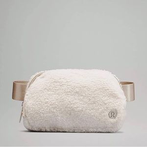Lululemon fleece belt bag cream/white. Worn 3-5 times.